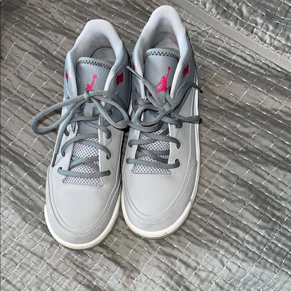 Jordan’s Nike Gray and Pink Sneakers 👟 Kids/Womens 6Y